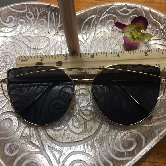 EUC Sunglasses 🕶 Gold Frame, dark mirrors - Picture 4 of 6